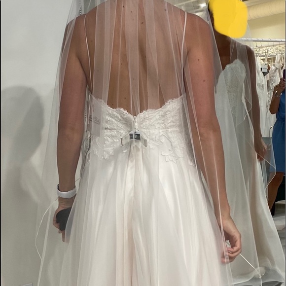 Paloma Blanca Ivory wedding gown - Picture 7 of 10